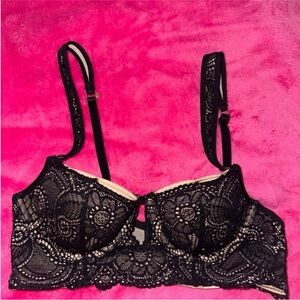 aerie bustier bra
size 32B
super cute and has a hook to make it razorback